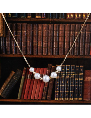 Pearls and gold, a touch of sophistication to your style.