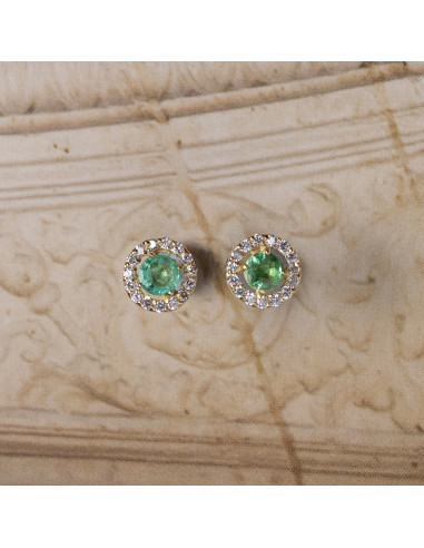 Emerald Earrings: A touch of vibrant green for your style