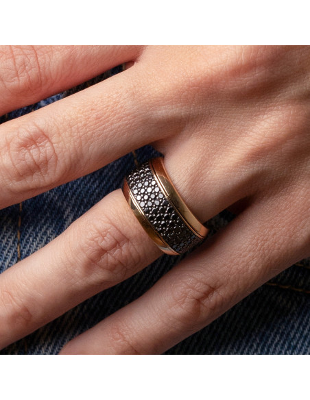 Eclipse ring: The brilliance of black diamonds in rose gold