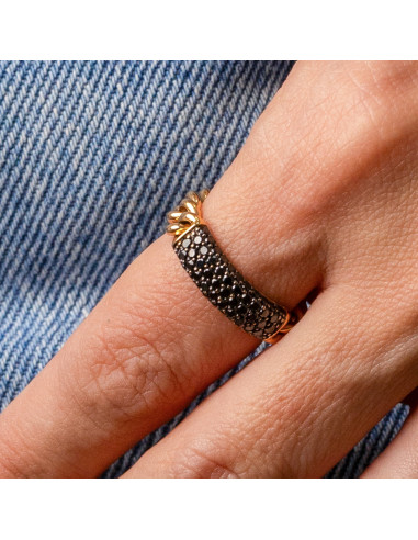 Anillo Stealth: Diamantes negros sobre oro rosa para un look enigmátic