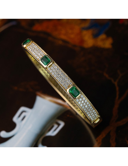 Bracelet with emeralds and diamonds: A jewel for ever