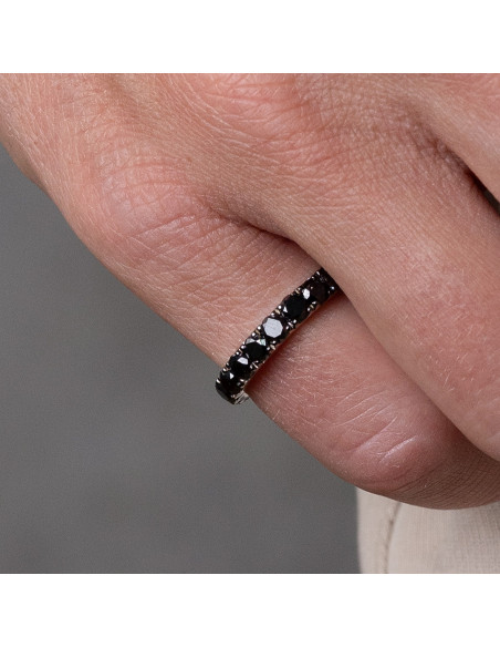 Anillo Olga: Elegancia Sin Límites con Diamantes Negros