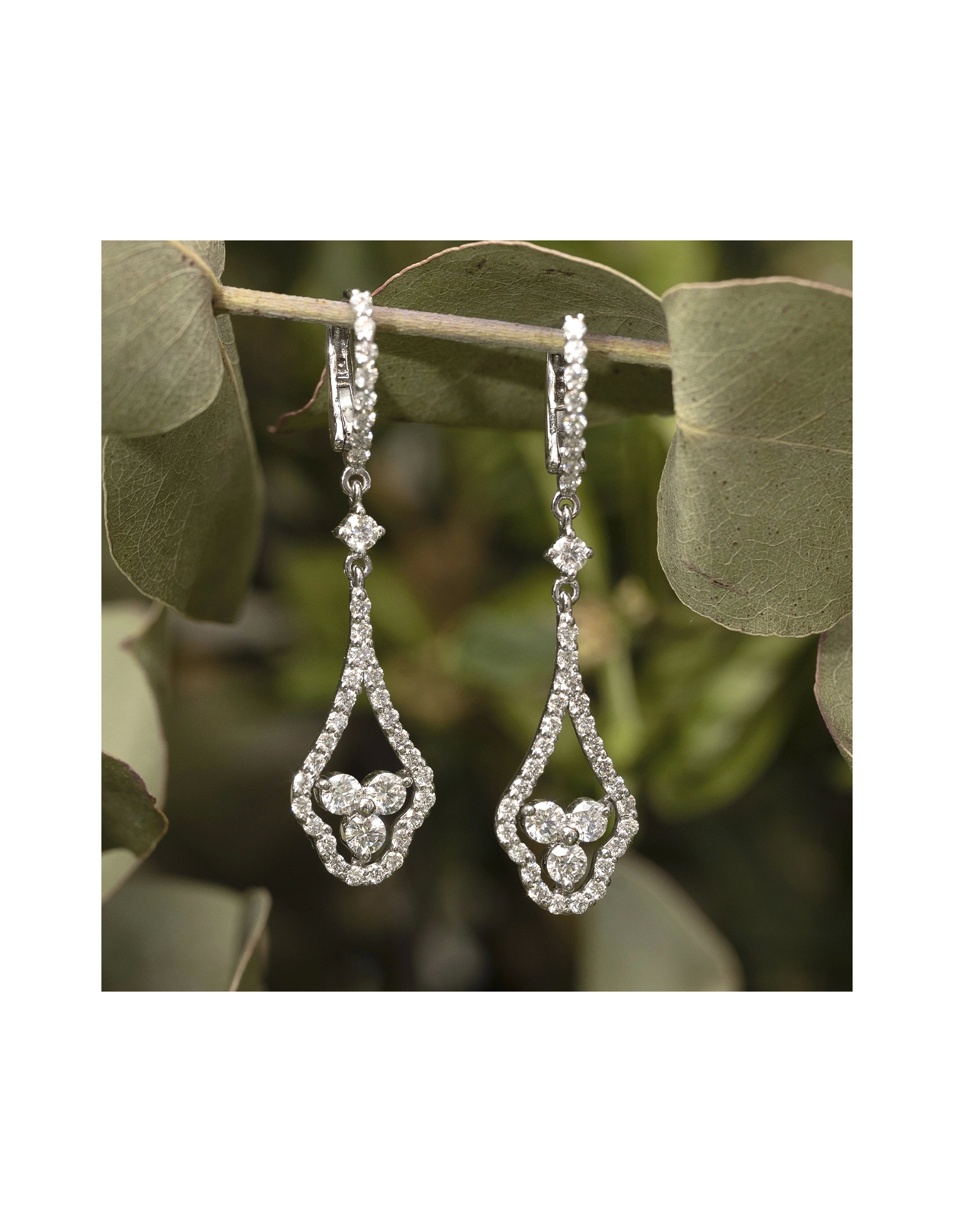 Pendientes largos de oro blanco con diamantes: Un símbolo de amor