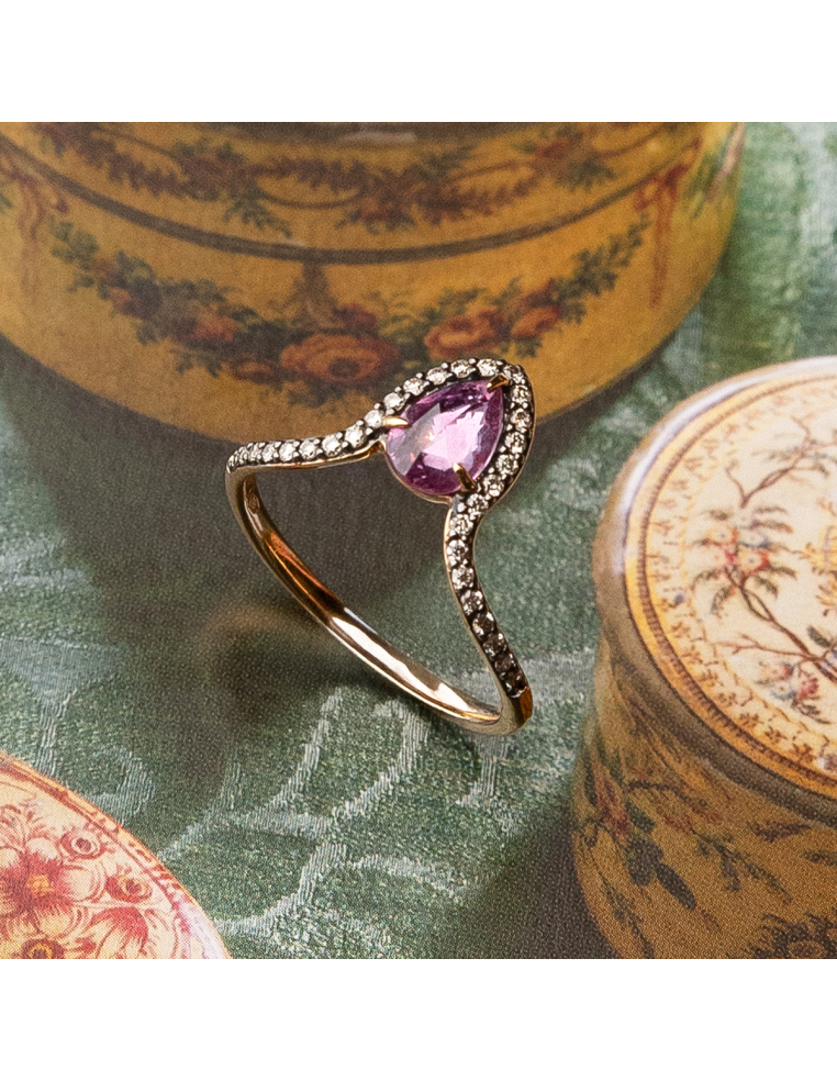 Anillo de Oro Rosa con Zafiro Rosa: Elegancia y Amor en Cada Detalle