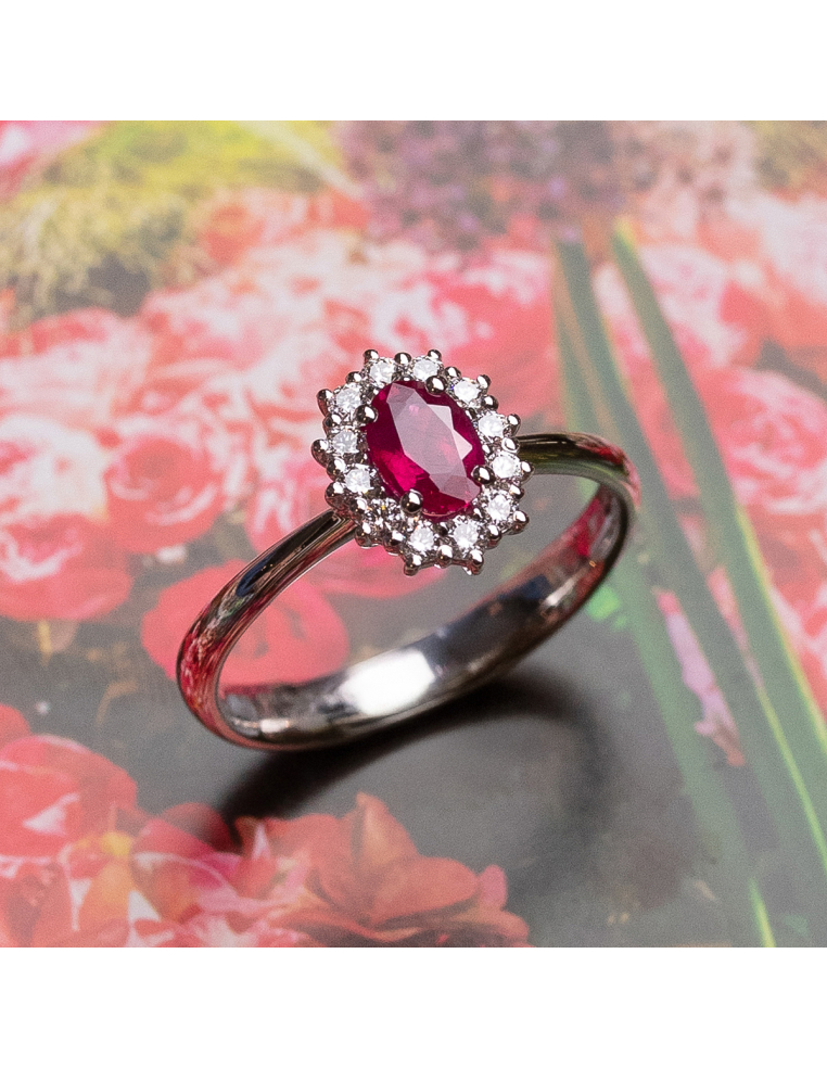 Gold Ring with Ruby and Diamonds - Elegance and Exclusivity