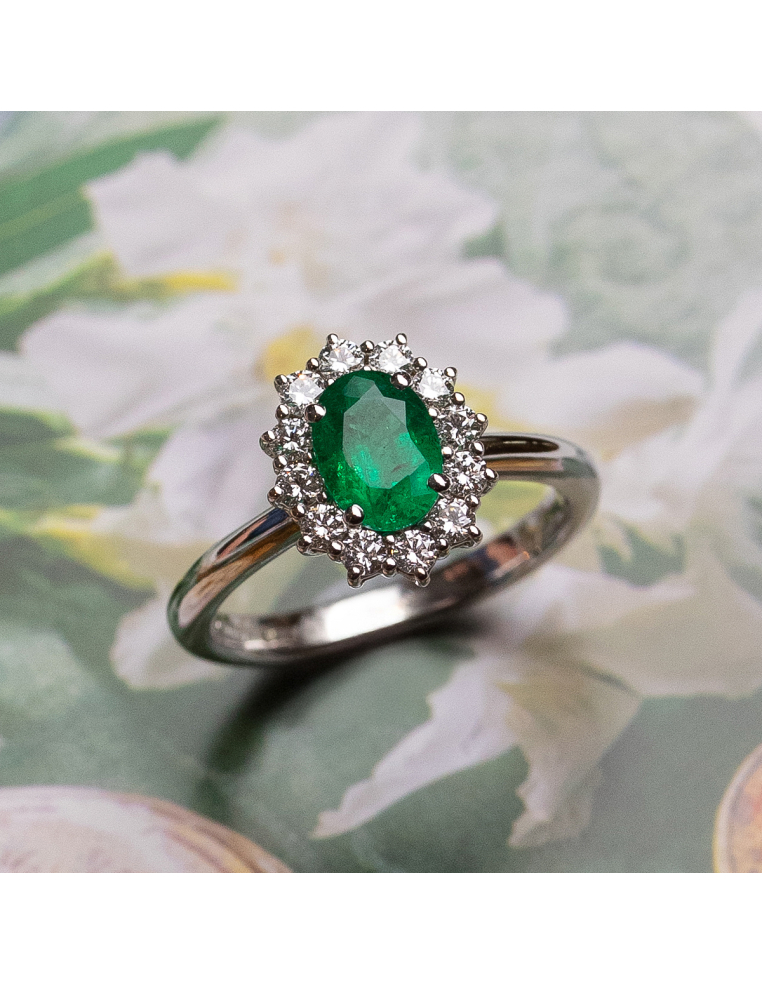 Anillo de Oro con Esmeralda y Diamantes – Lujo y Elegancia