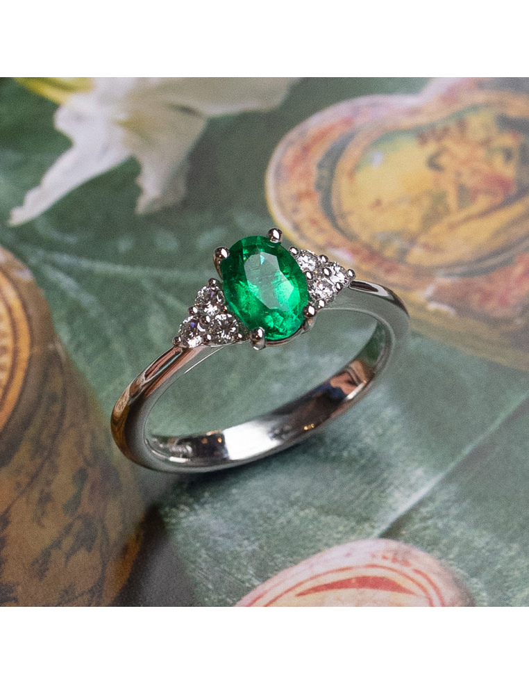 Anillo de Oro con Esmeralda y Diamantes – Sofisticación y Elegancia