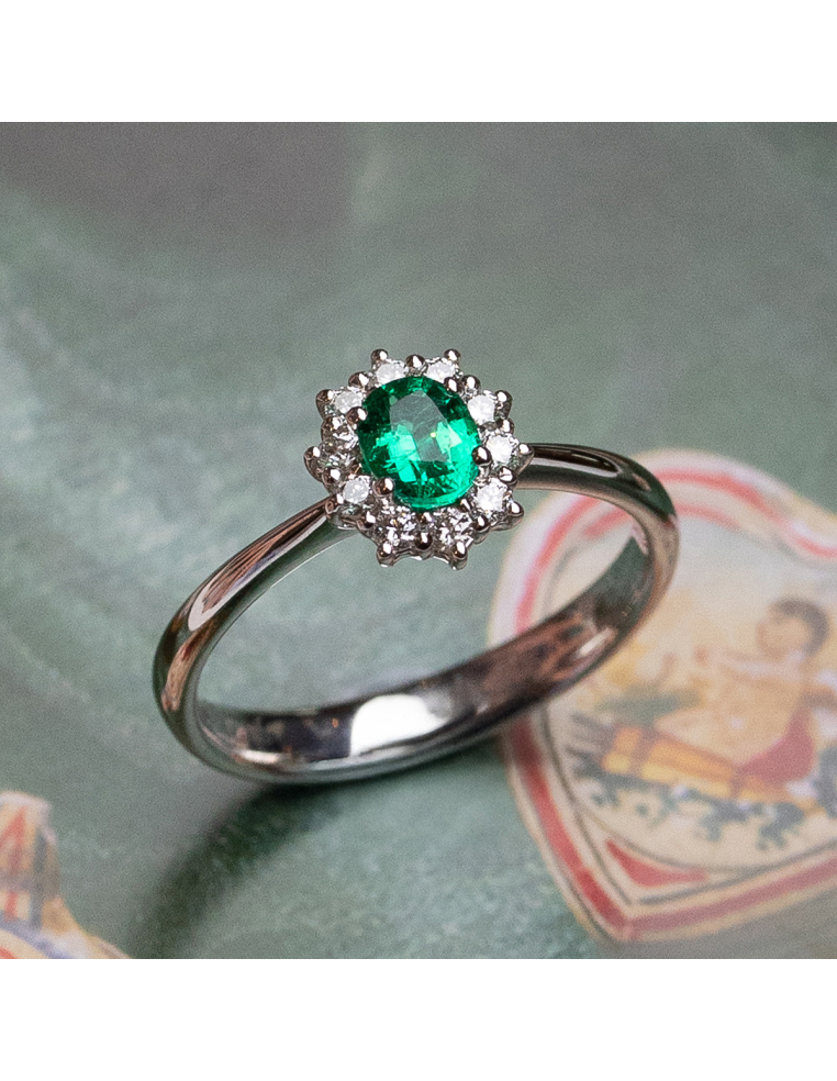 Gold Ring with Emerald and Diamonds - Classic Elegance