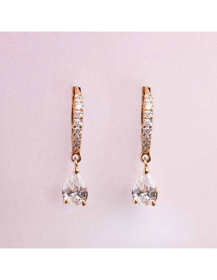 Gold earrings with pear-cut diamonds - Shine and sophistication