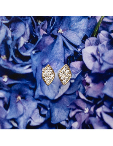 Leaf earrings: Timeless elegance for your unique style