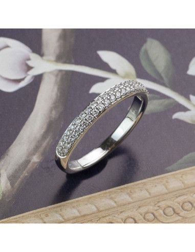 Half wedding ring in gold with diamonds: Shine and elegance for your