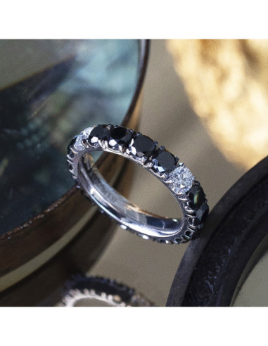 Black and White Diamond Wedding Ring: Eternal and Sophisticated Elegan